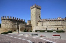 Vigoleno piazza IV.jpg