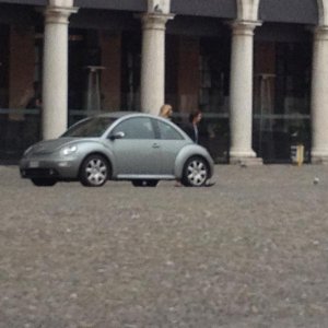 new beetle sospetto in Piazza Grande a Modena