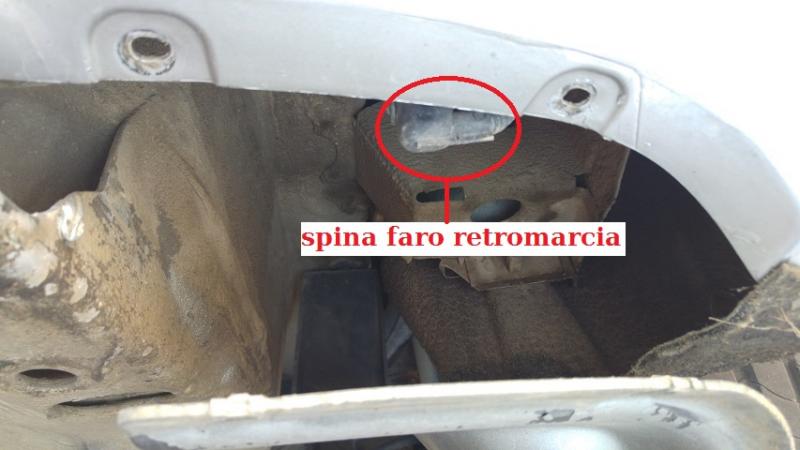 03-sostituzione lampada retromarcia