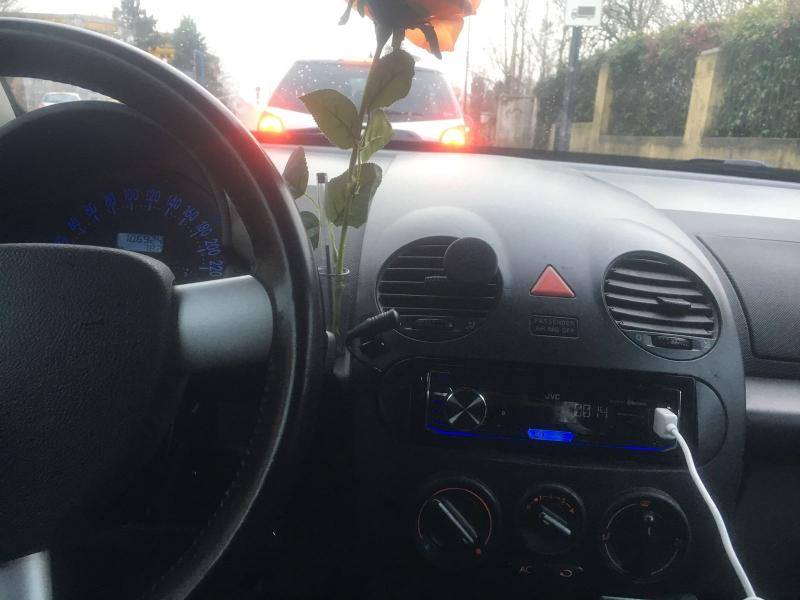 l'autoradio con caricabatteria, e collegamento bluetooth