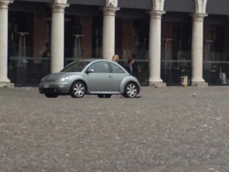 new beetle sospetto in Piazza Grande a Modena