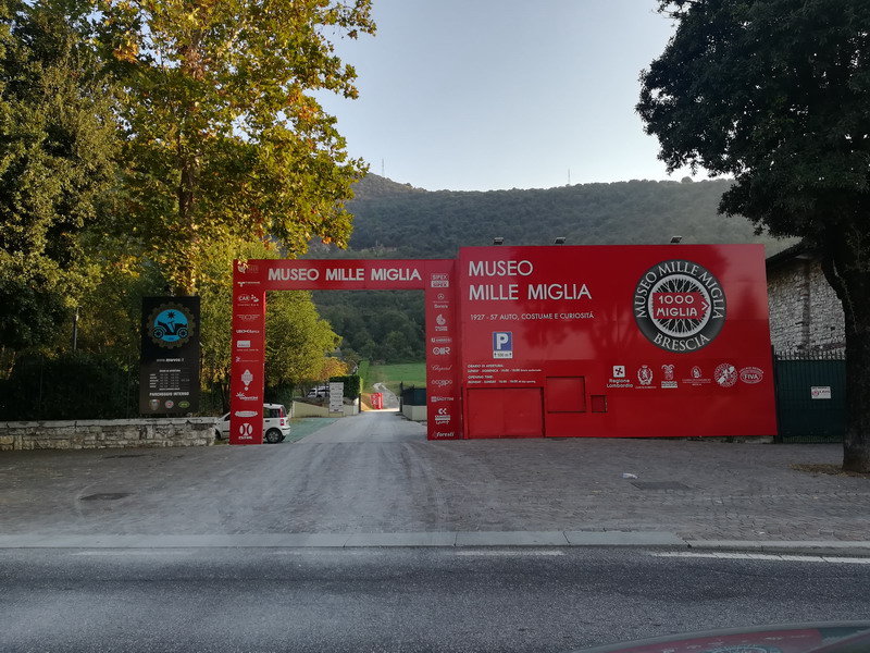 Viale di ingresso al museo